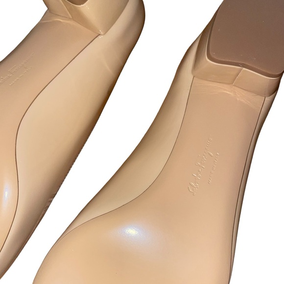 SALVATORE FERRAGAMO Vara Pump Low
Heel Bow Napak Nude Amaretti Size 9.5 C New - Picture 11 of 16
